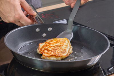 schnelle Apfelküchlein in der Pfanne ausbacken