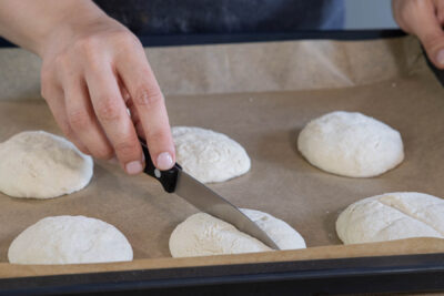 Dinkelbrötchen einschneiden