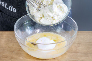 Quark mit in die Schüssel geben