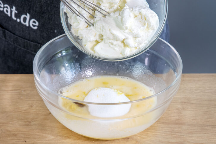 Quark mit in die Schüssel geben
