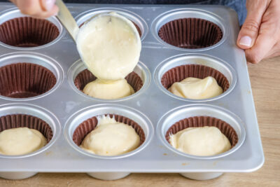 Teig für schnelle Quarkmuffins in die Förmchen gießen