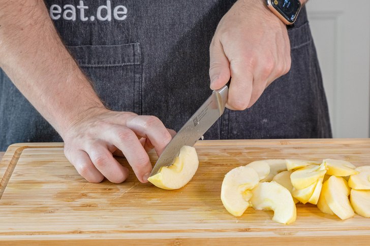 Äpfel in Scheiben schneiden