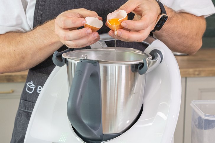 Eier in den Becher geben