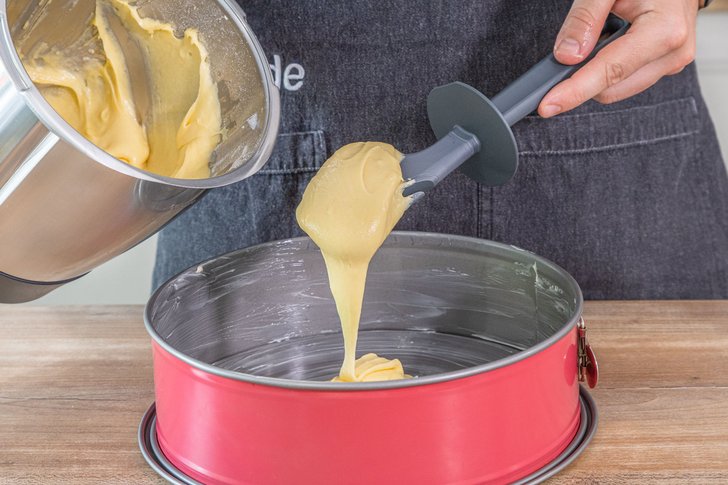Teig in die Springform füllen