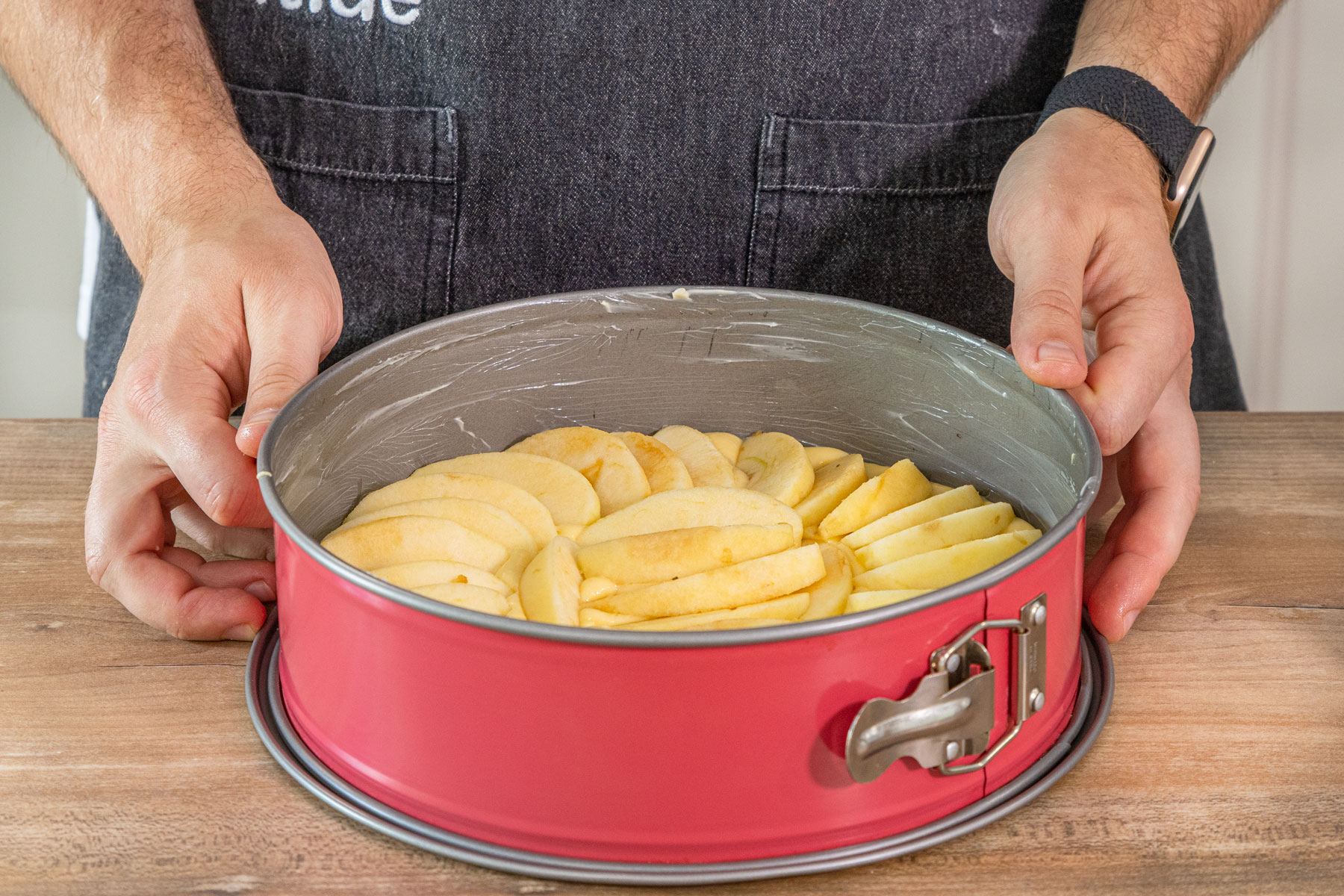 schnellen Apfelkuchen aus dem Thermomix® in den Ofen geben