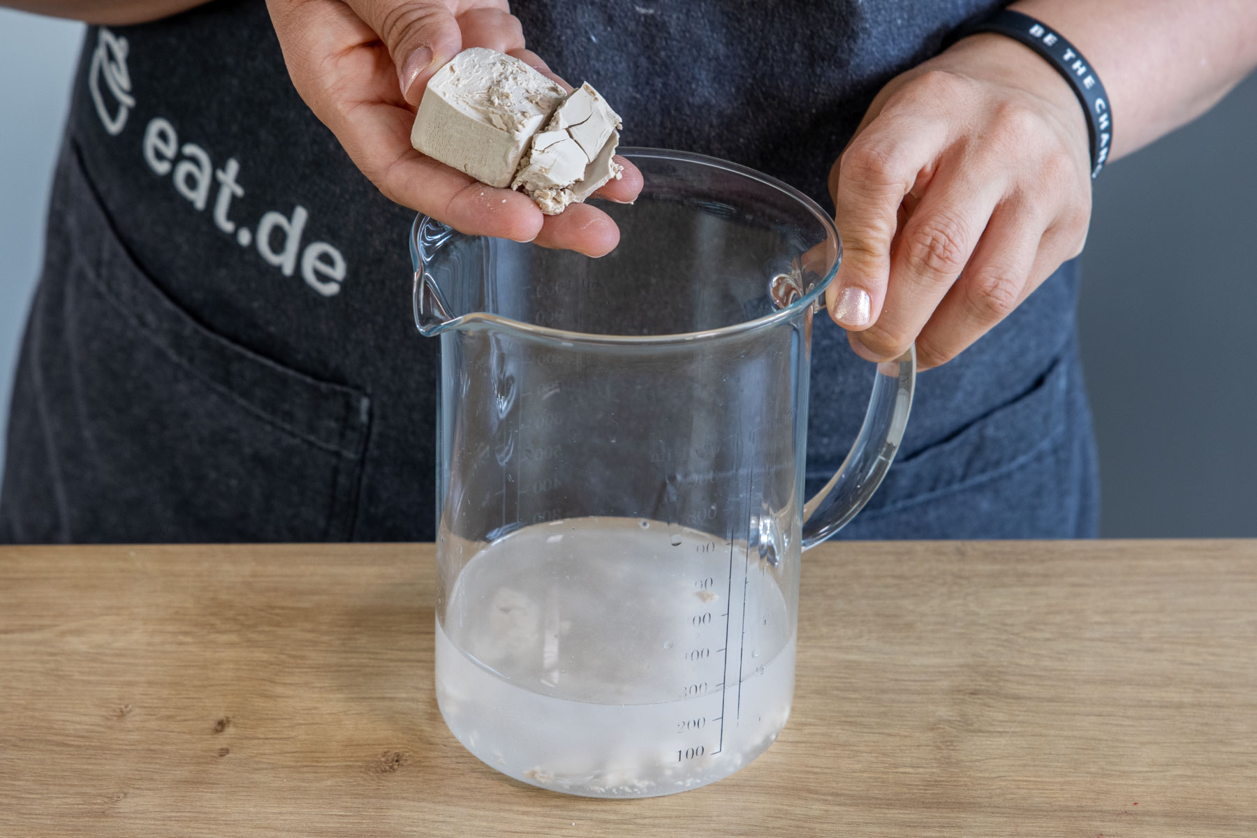 Hefe und Zucker in lauwarmen Wasser auflösen