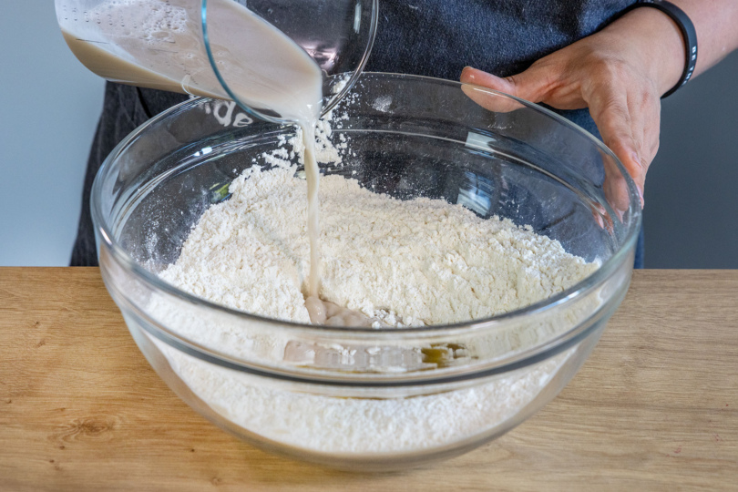 Hefe-Zuckermischung zum Mehl, Salz und Öl in die Schüssel gießen