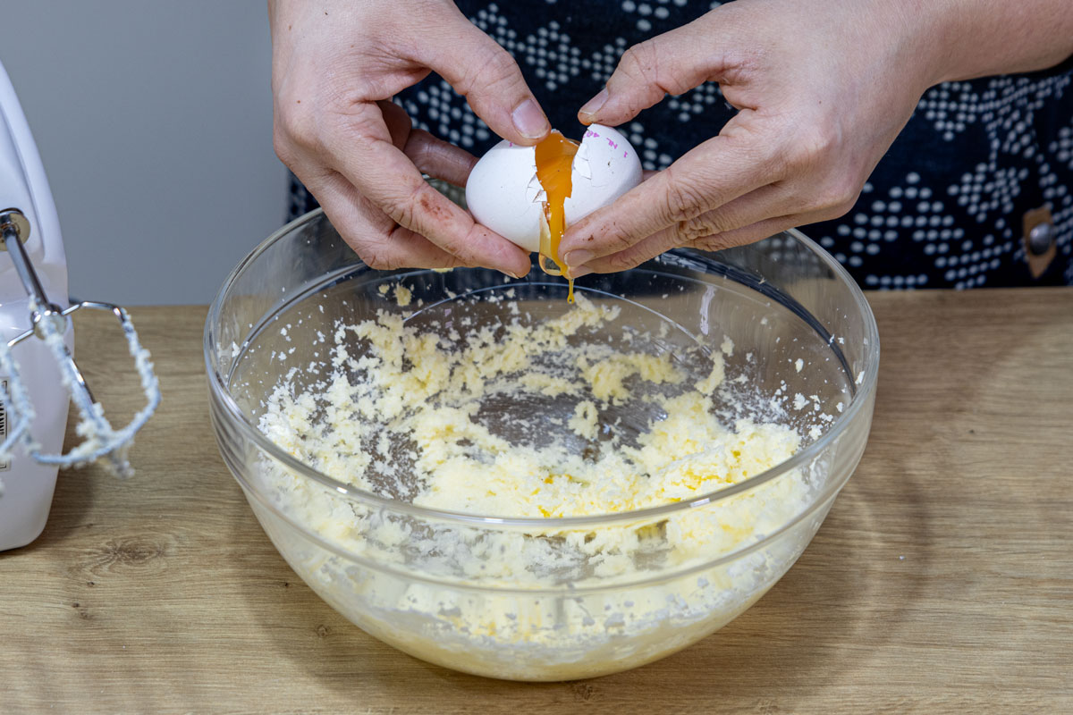 Eier zur Buttermasse geben
