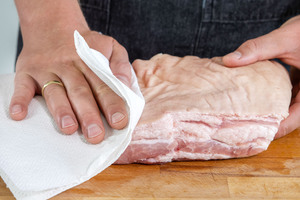 Schweinebauch abtupfen