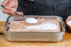 Schweinebauchschwarte mit reichlich Salz bestreuen