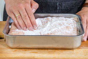 Schwarte mit dem Salz einreiben