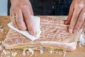 Schweinebauch trocken tupfen