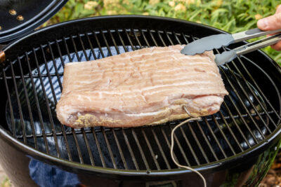 Schweinebauch auf den Grill legen