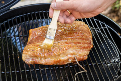 Schwarte des Schweinebauchs mit der Marinade einstreichen