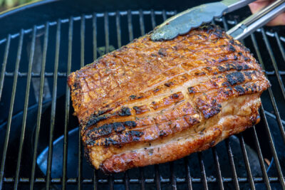 knusprig gegrillte Schweinebauchkruste