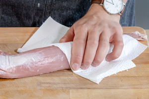 Schweinefilet mit Küchenpapier abtupfen
