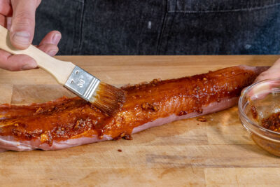 Schweinefilet am Stück mit der Marinade bestreichen 
