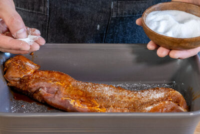Schweinefilet mit Salz bestreuen