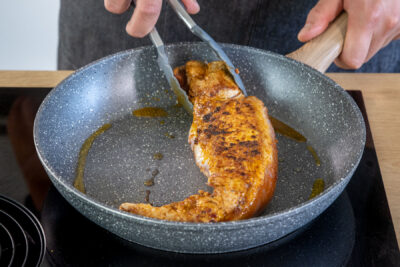 Schweinefleisch am Stück scharf anbraten