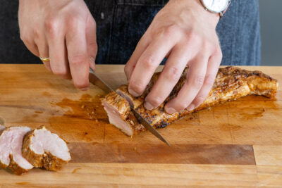 Schweinefilet am Stück aus dem Ofen aufschneiden