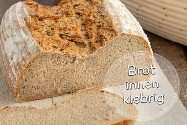 selbst gebackenes Brot innen klebrig