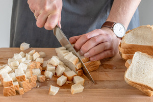 Weißbrot würfeln
