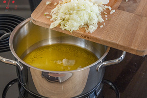 Zwiebeln zur Butter geben