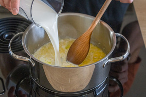 Milch zur Butter gießen