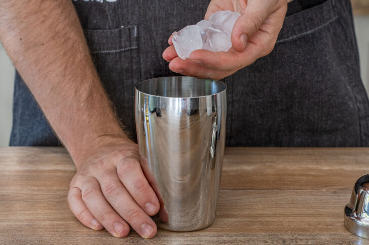Eiswürfel in den Shaker geben