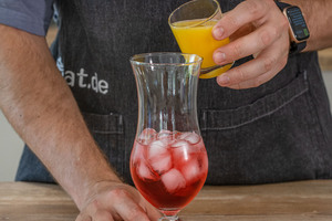 Orangensaft zum Sex on the Beach geben
