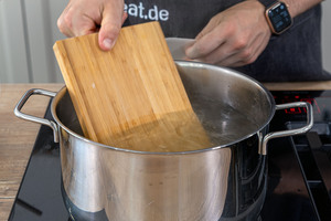 Brett in Wasser tauchen