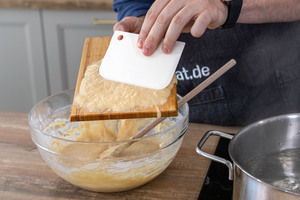 Spätzleteig auf Brett streichen