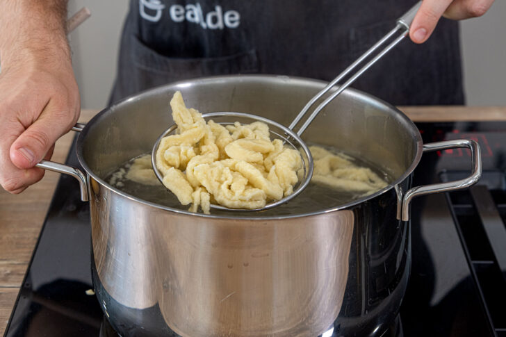 Spätzle herausschöpfen