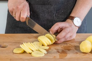 Kartoffeln in Scheiben schneiden