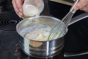 Milch dazugießen