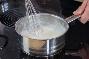 Bechamelsauce verrühren