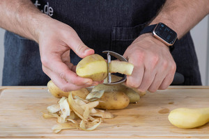 Kartoffeln schälen