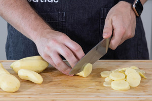 Kartoffeln in Scheiben schneiden
