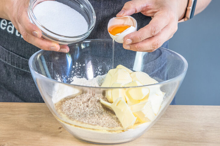 Eier und Zucker in die Schüssel geben