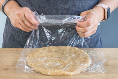 Teig in Frischhaltefolie packen