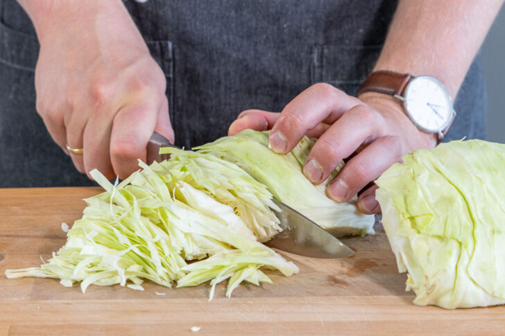 Spitzkohl schneiden
