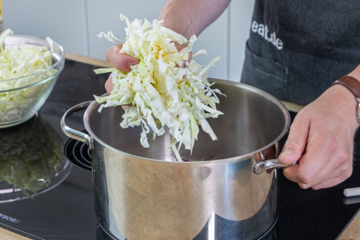 Spitzkohl in den Topf geben
