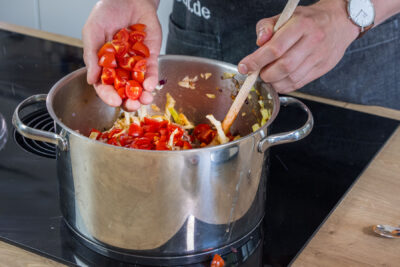 Tomaten in den Topf geben