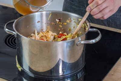 Spitzkohl mit Hackfleisch mit Brühe aufgießen