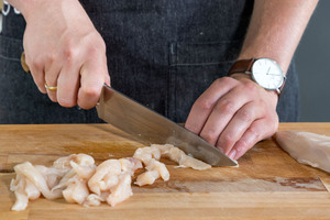 Hähnchen klein schneiden
