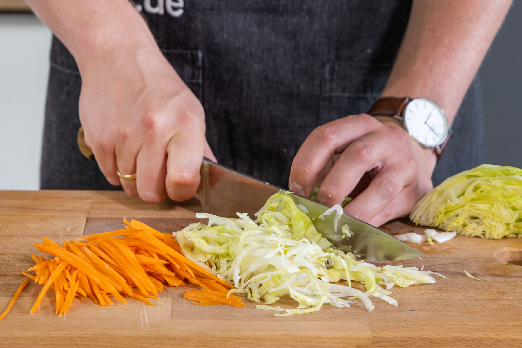 Karotte und Salat schneiden