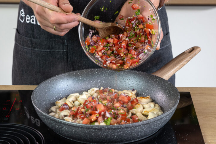 Salsa zum Hähnchen geben