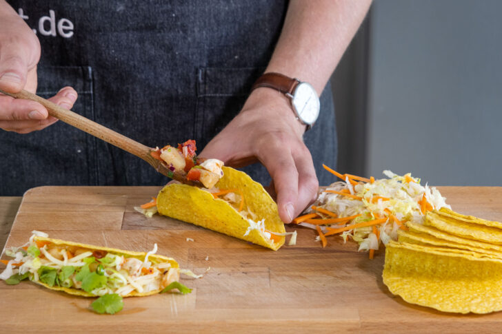 Tacos mit Hähnchen füllen