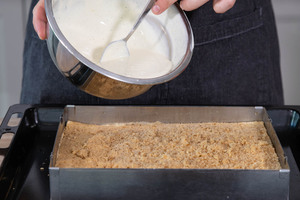 Mascarpone-Creme darüber geben