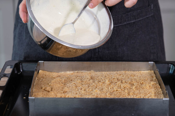 Mascarpone-Creme darüber geben